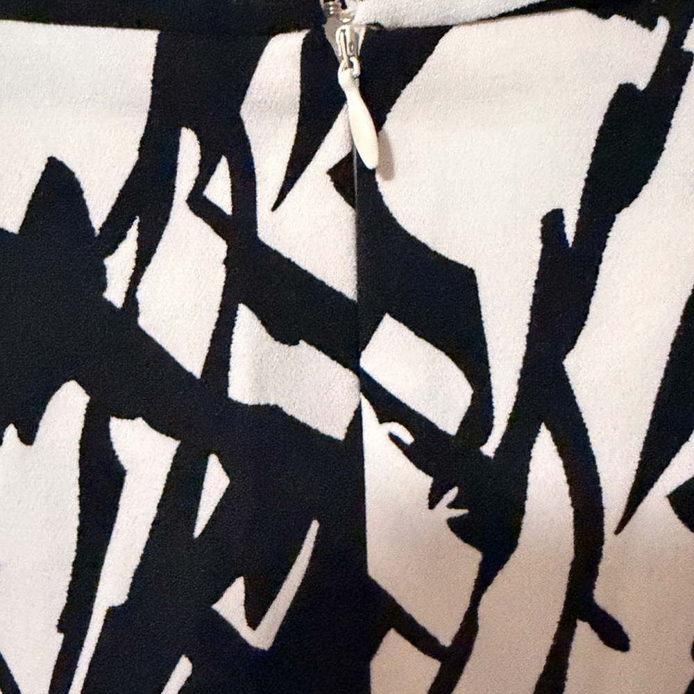 Tahari Black & White Abstract Print Pencil Skirt - Picture 4 of 11